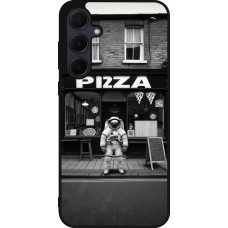 Samsung Galaxy A55 5G Case Hülle - Silikon schwarz Astronaut vor einer Pizzeria