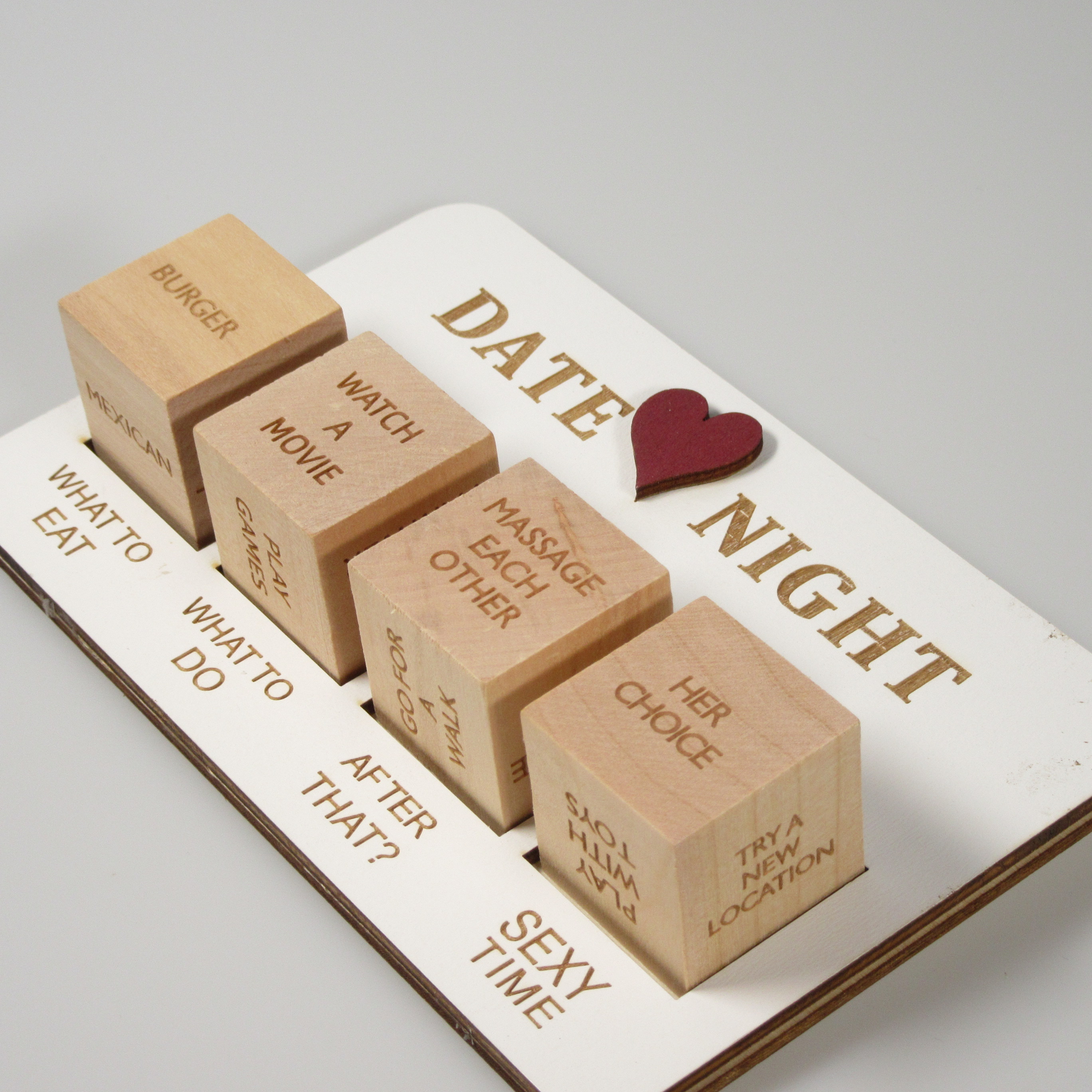 Jeu de dés en bois Date Night, jeu de couple amusant pour des activités  amusantes, romantiques et passionnées - Acheter sur PhoneLook